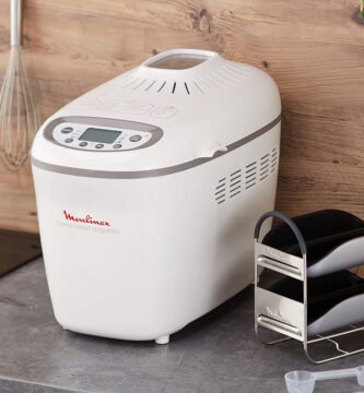 Panificadora Moulinex Home Baguette en cocina rústica junto a bandejas de horneado