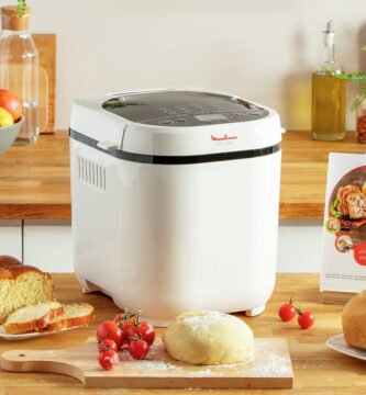 Panificadora Moulinex Pain Doré en cocina con masa y pan recién hecho