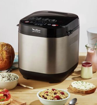 Panificadora Moulinex Pain & Délices con desayuno completo en cocina moderna