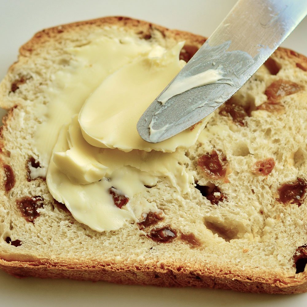 pan de pasas con mantequilla