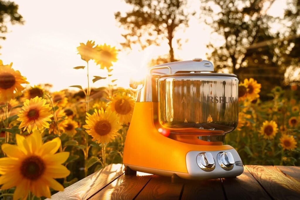 Amasadora Ankarsrum Assistent Original Sun Beam en un entorno natural con girasoles
