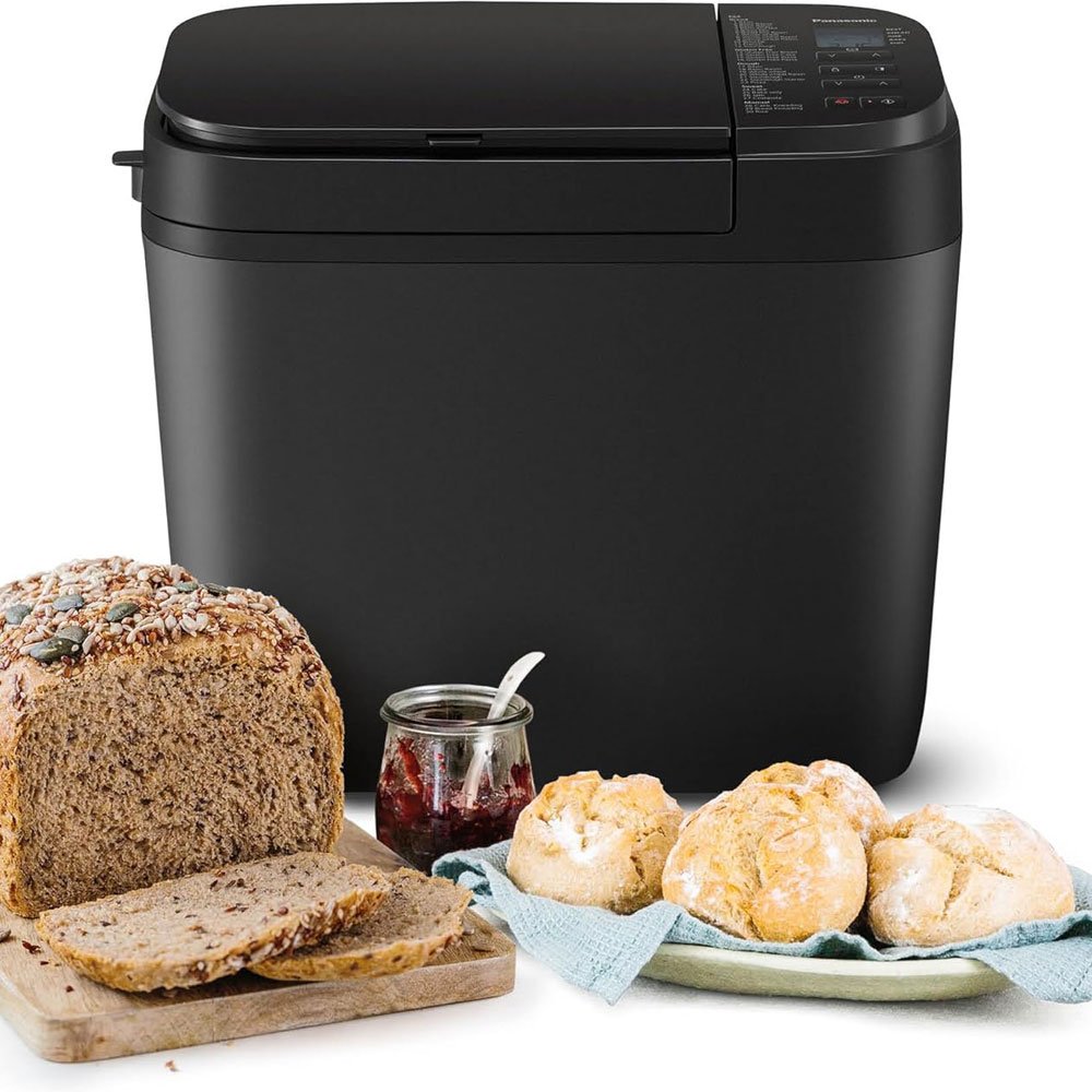 Panificadora Panasonic SD-R2530KXE en cocina con hogaza y panecillos