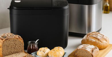Panificadoras inteligentes modernas en cocina con pan recién hecho