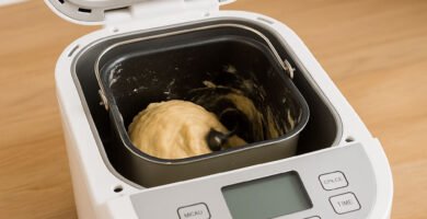 Panificadora amasando masa de pan en casa