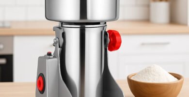 Molino eléctrico para hacer harina encima de una mesa en la cocina